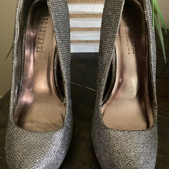 Woman silver heels - Picture 2 of 3